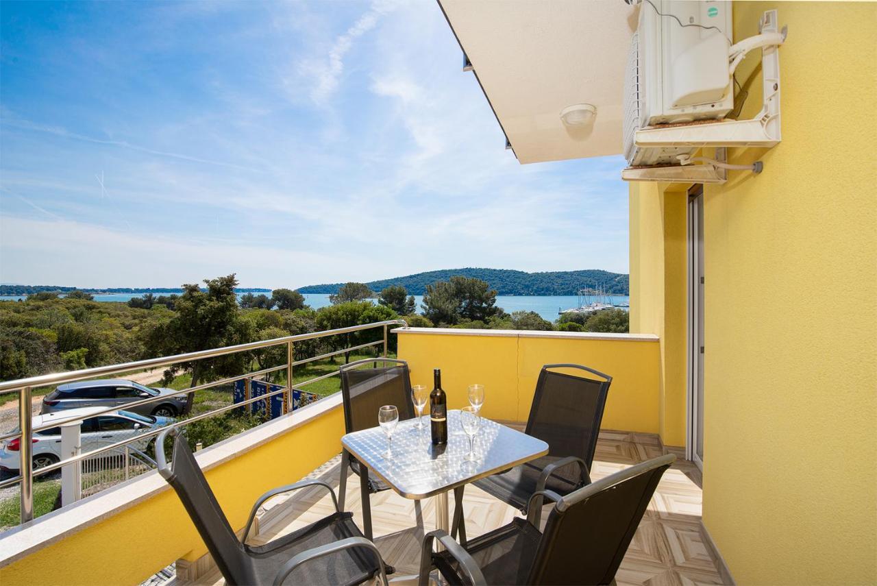 Apartmani Mirna Luka Pomer Exterior photo